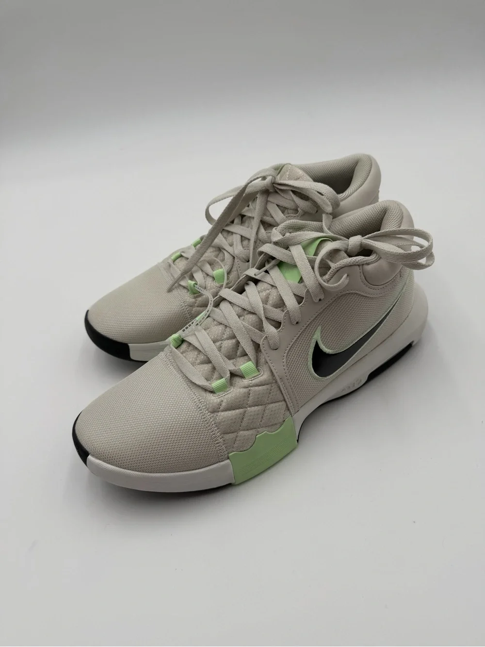 NWT Nike LeBron Witness 8 Sz 12 Men’s
